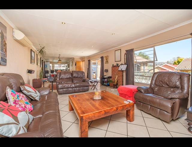 4 BEDROOM FREEHOLD FOR SALE IN WELTEVREDEN PARK